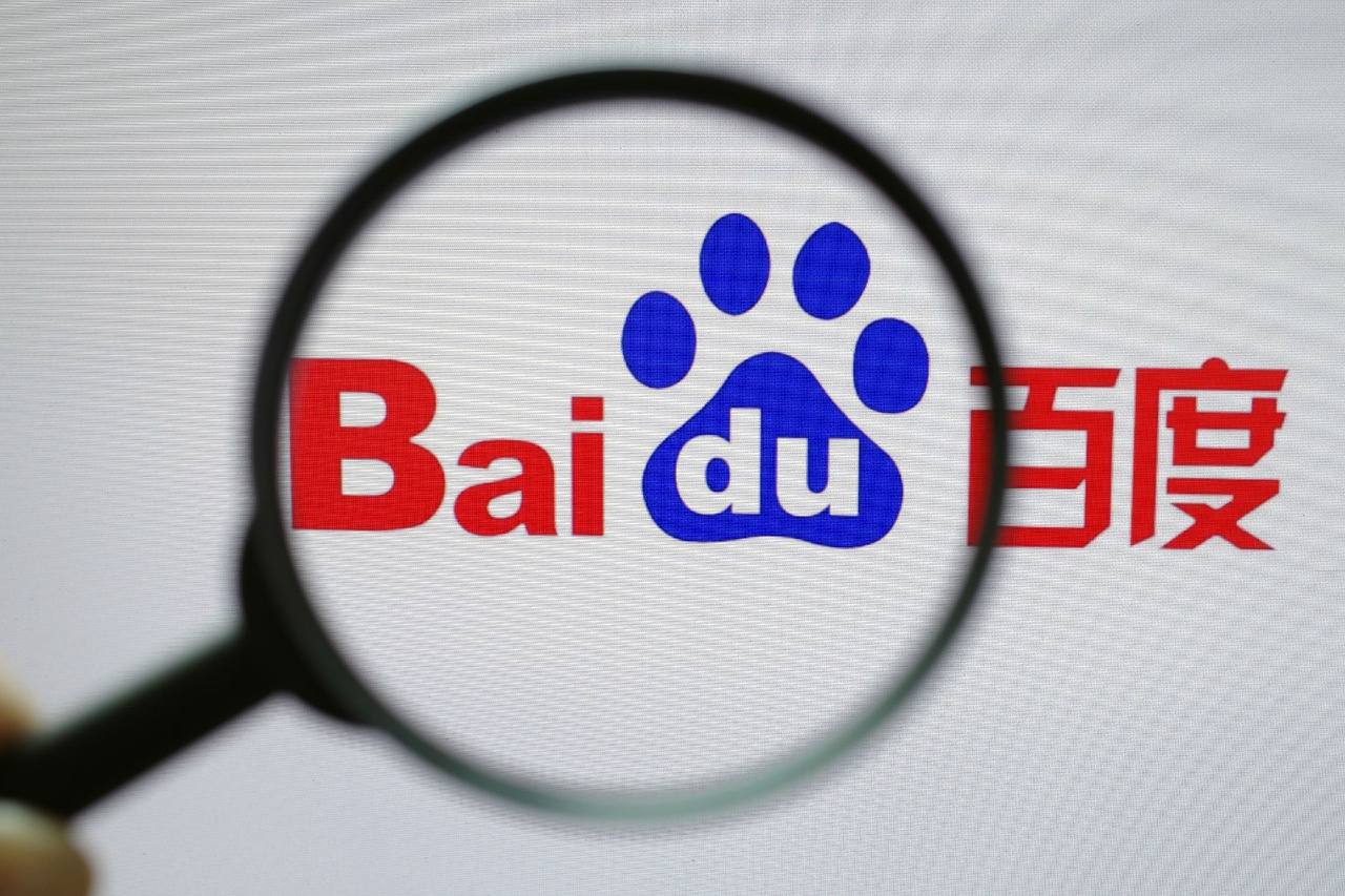 女子穿厘米高跟鞋轻松爬岩壁